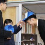 新しい先生方を迎えての新任式です。大里小･中学校の一員の証として最初に学校の帽子を贈りました。