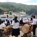 片泊小・中学校の児童生徒と合同でジャンベを演奏して船を迎えます。