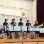 片泊ふれあいセンターに移動して，まずは対面式をしました。桜山中学校吹奏楽部の演奏からスタートしました。